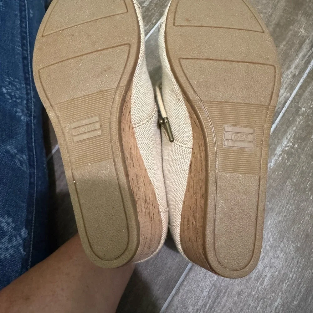 Toms Cream Wedge Shoes with Classic Design 8.5 NWOT